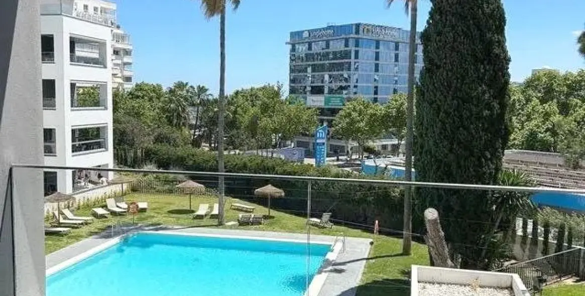 Venta de apartamento en planta media en Marbella 2