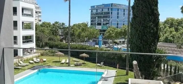 Venta de apartamento en planta media en Marbella 1