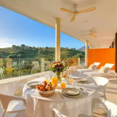 Sale of middle floor apartment in Fuengirola