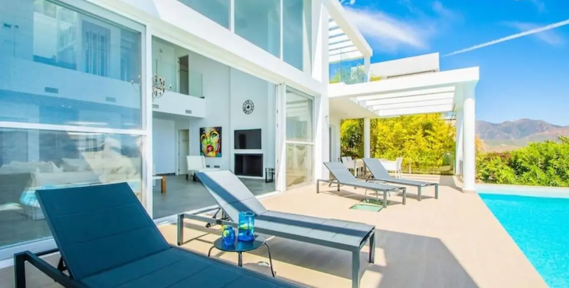 Short-term rent of detached villa in La Mairena 21