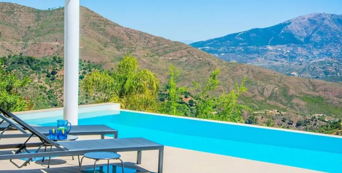 Short-term rent of detached villa in La Mairena 23