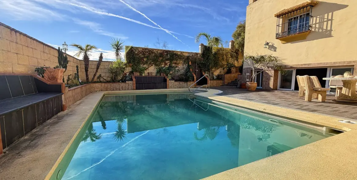 Sale of detached villa in Rincón de la Victoria 46