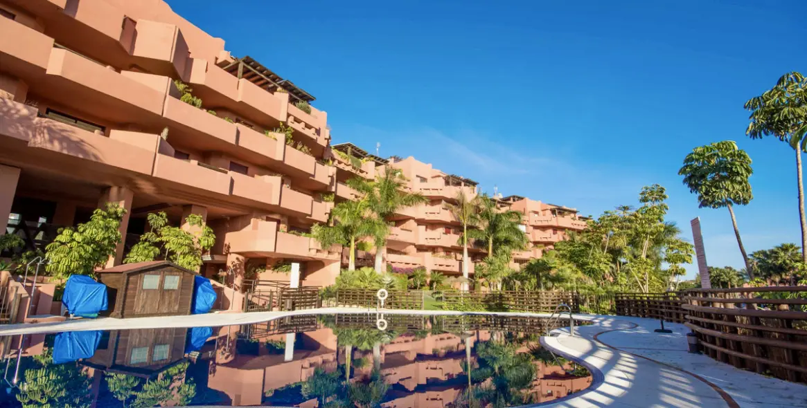 Venta de apartamento en planta media en Estepona 1