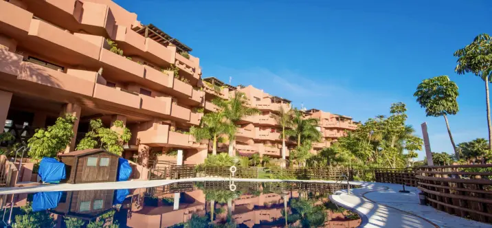Venta de apartamento en planta media en Estepona 0