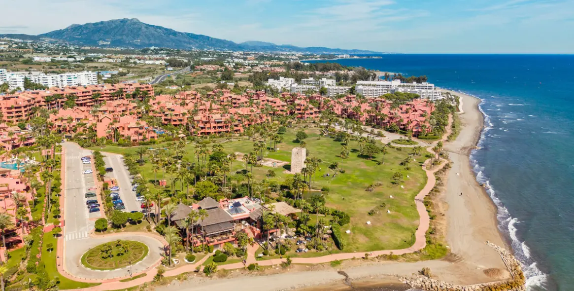 Venta de apartamento en planta media en Estepona 2