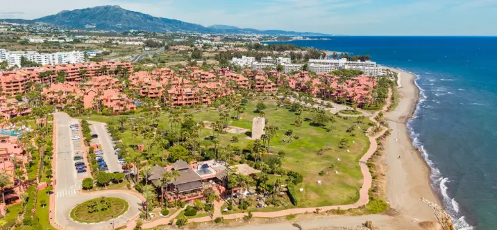 Venta de apartamento en planta media en Estepona 1