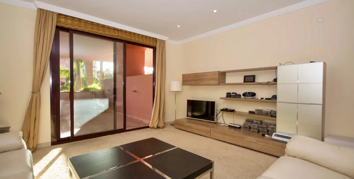 Venta de apartamento en planta media en Estepona 3