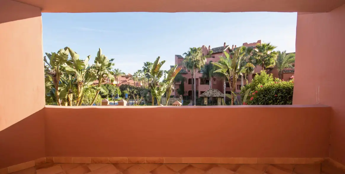 Venta de apartamento en planta media en Estepona 4