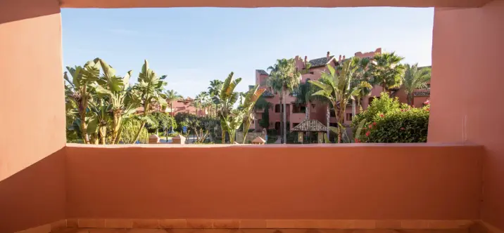 Venta de apartamento en planta media en Estepona 3