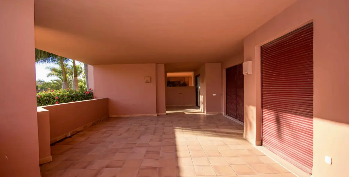 Venta de apartamento en planta media en Estepona 5