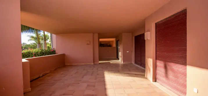 Venta de apartamento en planta media en Estepona 4