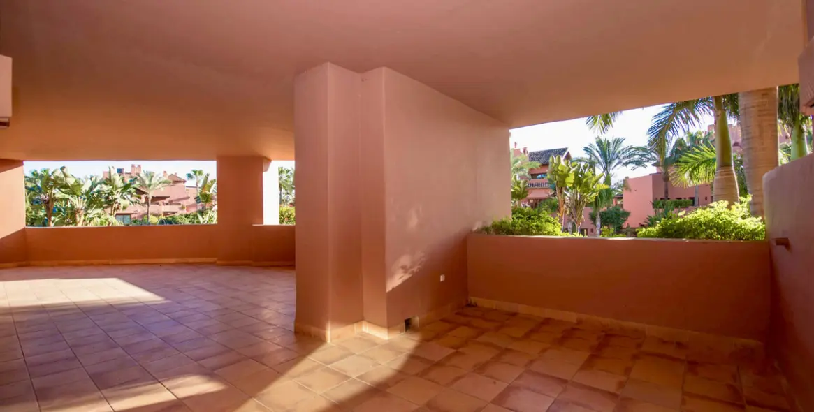 Venta de apartamento en planta media en Estepona 6