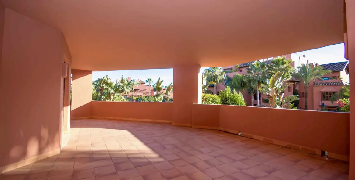Venta de apartamento en planta media en Estepona 7