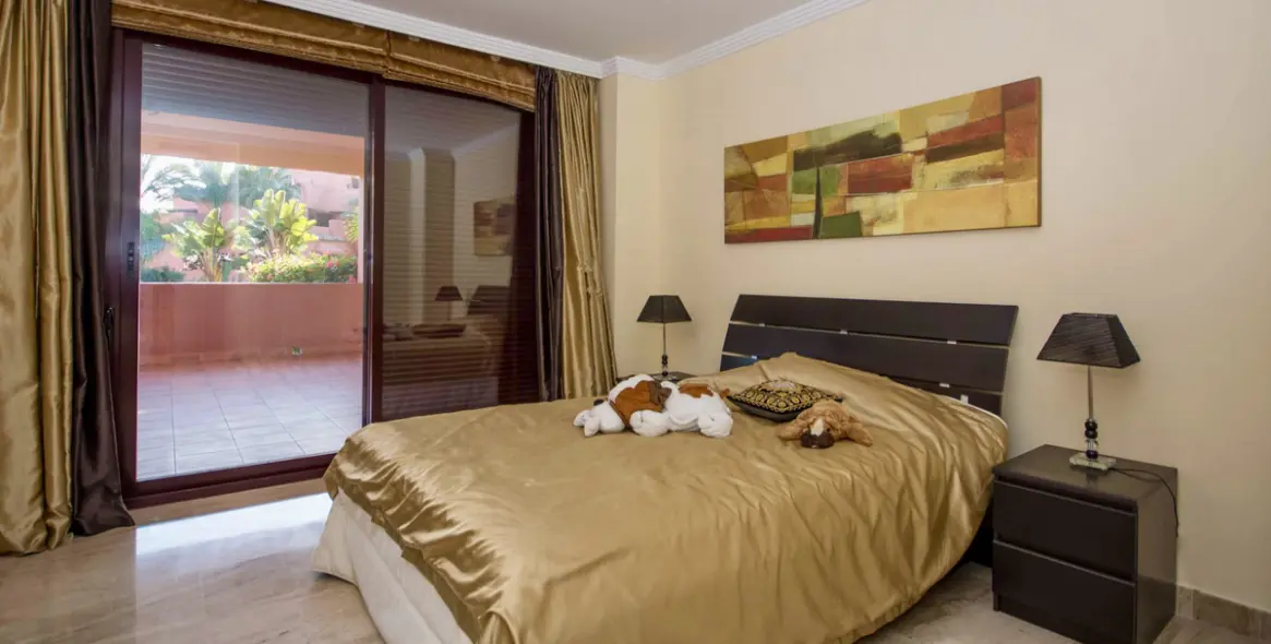 Venta de apartamento en planta media en Estepona 10