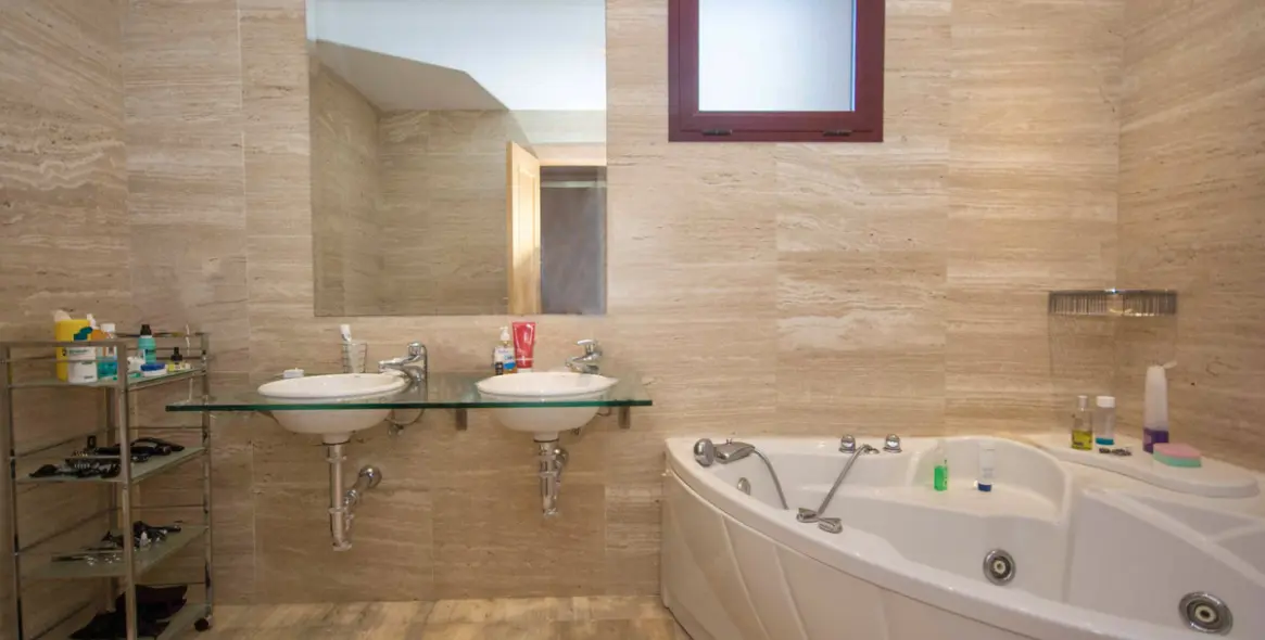 Venta de apartamento en planta media en Estepona 11