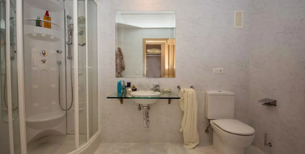 Venta de apartamento en planta media en Estepona 12