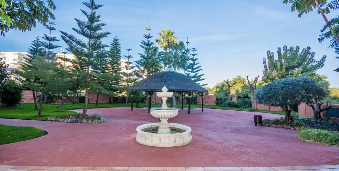 Venta de apartamento en planta media en Estepona 13