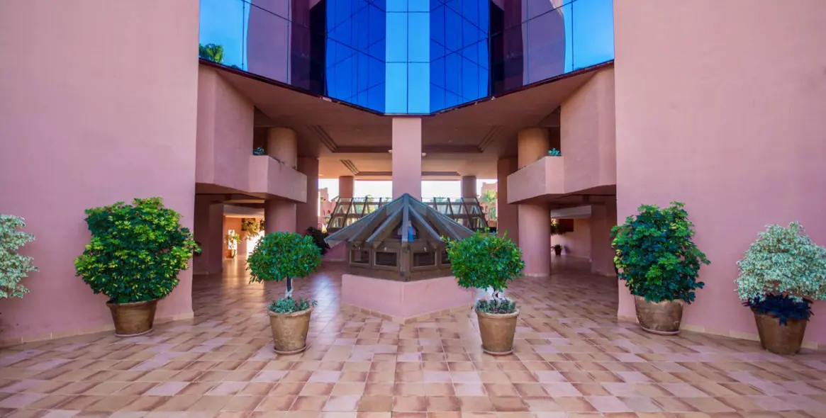 Venta de apartamento en planta media en Estepona 16