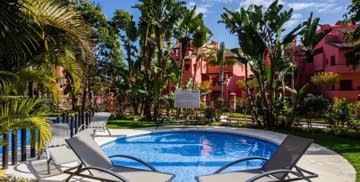 Venta de apartamento en planta media en Estepona 17