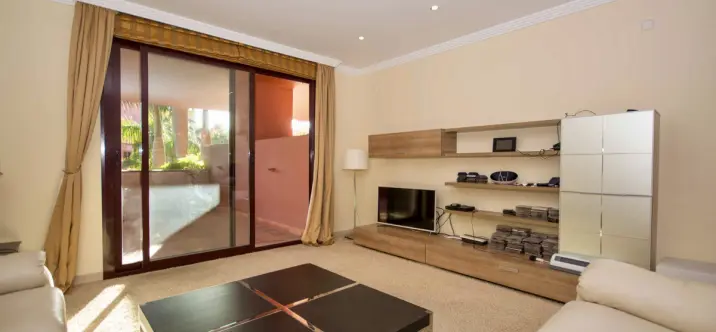 Venta de apartamento en planta media en Estepona 2