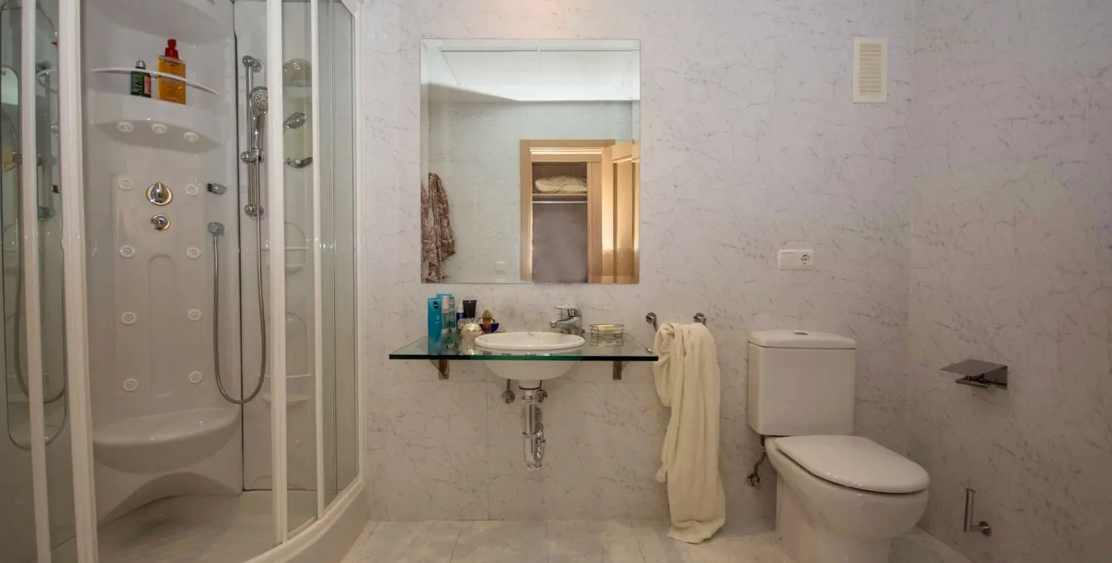 Sale of middle floor apartment in Estepona 12