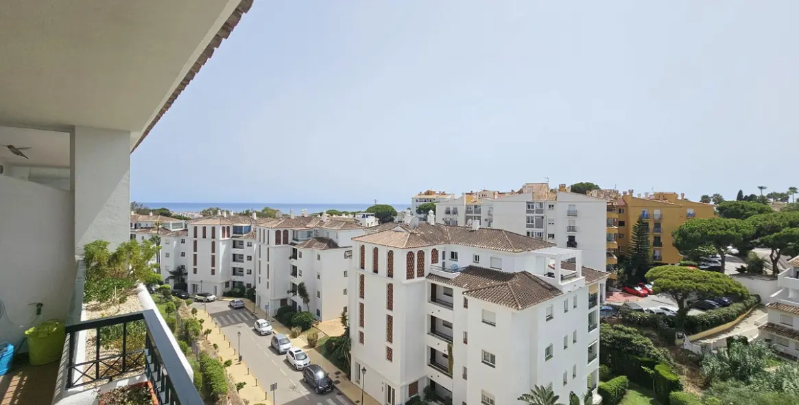 Venta de apartamento en planta media en Calahonda 1