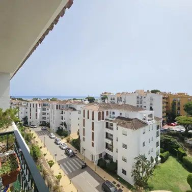 Sale of middle floor apartment in Calahonda
