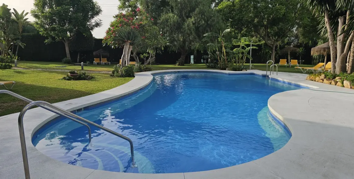 Venta de apartamento en planta media en Calahonda 2