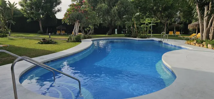 Sale of middle floor apartment in Calahonda 1