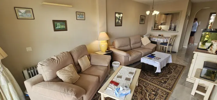 Sale of middle floor apartment in Calahonda 2