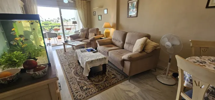 Sale of middle floor apartment in Calahonda 3