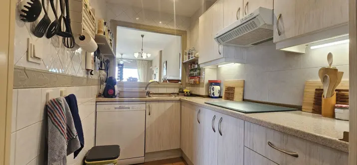 Sale of middle floor apartment in Calahonda 4