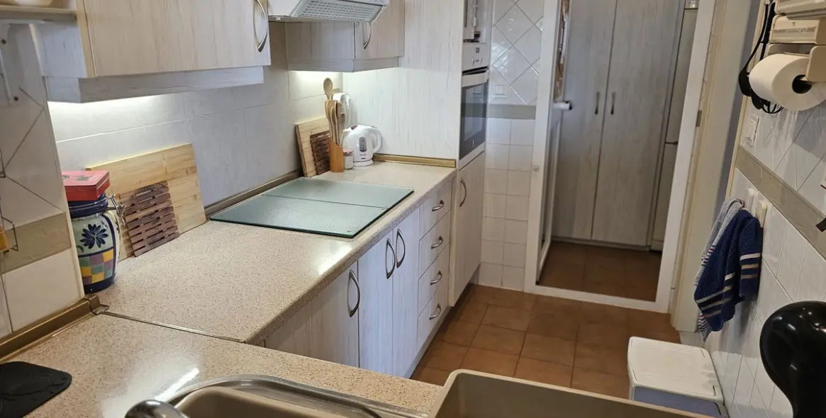 Venta de apartamento en planta media en Calahonda 6