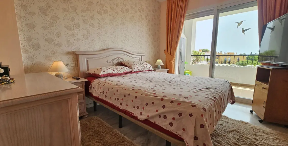 Venta de apartamento en planta media en Calahonda 9