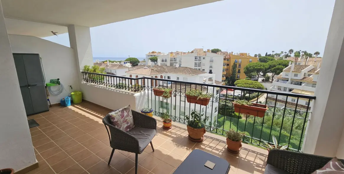Venta de apartamento en planta media en Calahonda 15