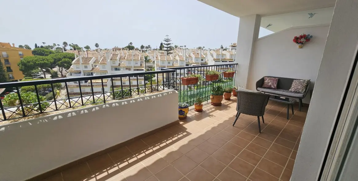 Venta de apartamento en planta media en Calahonda 16