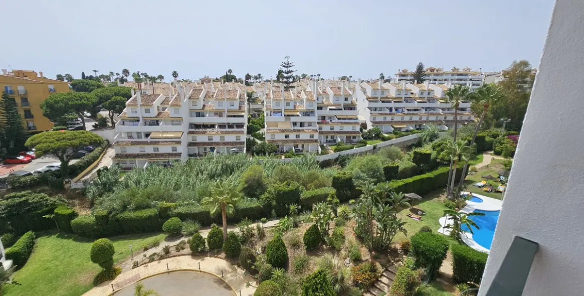 Venta de apartamento en planta media en Calahonda 17