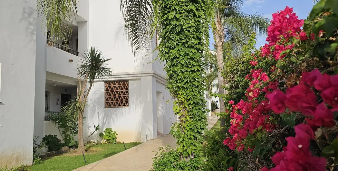 Venta de apartamento en planta media en Calahonda 18