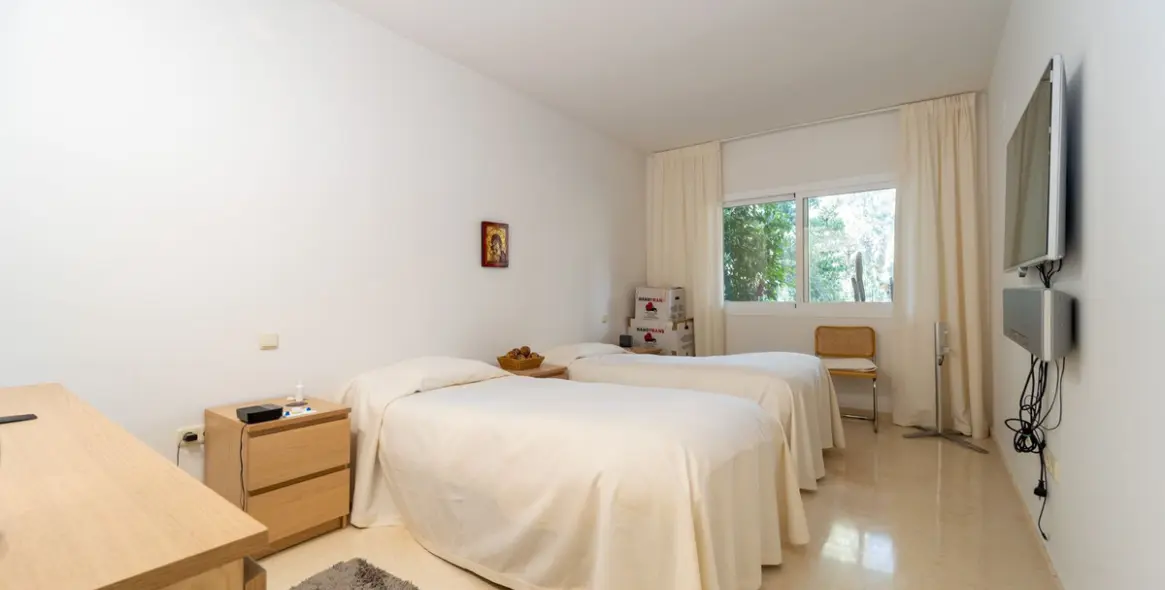 Sale of ground floor apartment in Elviria 19