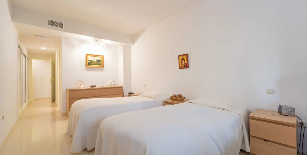 Sale of ground floor apartment in Elviria 20