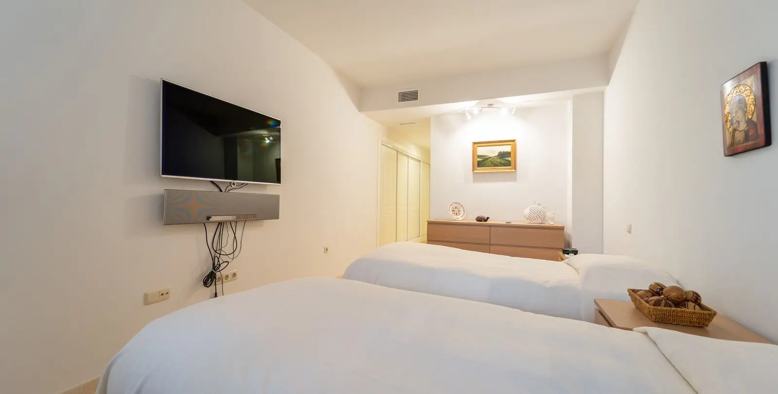 Sale of ground floor apartment in Elviria 25