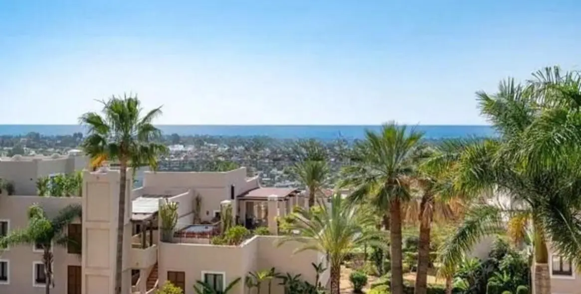 Venta de apartamento en planta media en Estepona 1