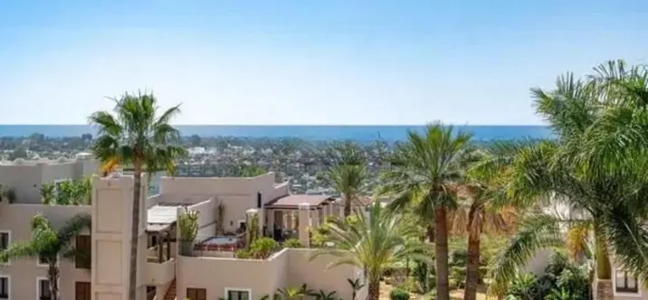 Venta de apartamento en planta media en Estepona 0