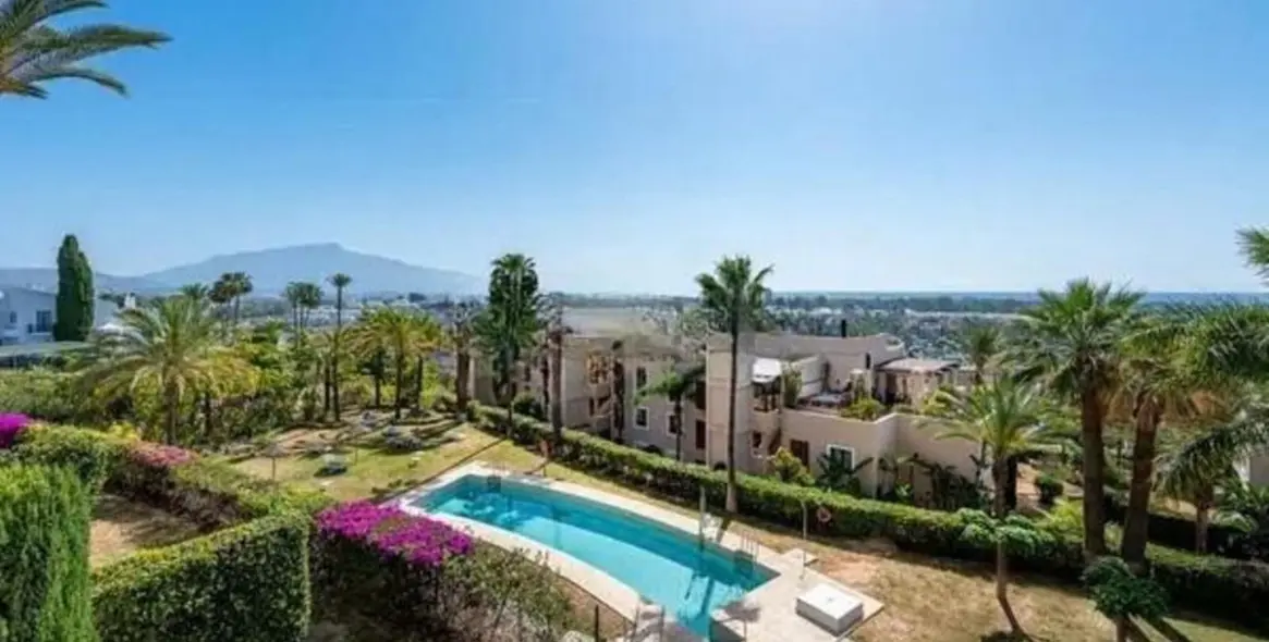Venta de apartamento en planta media en Estepona 2