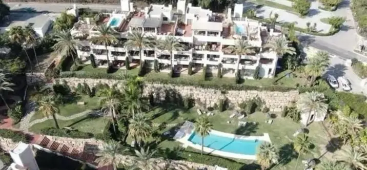 Venta de apartamento en planta media en Estepona 2