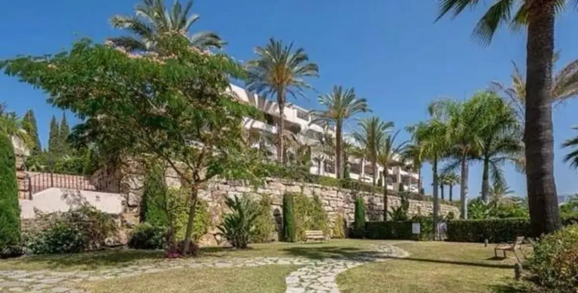 Venta de apartamento en planta media en Estepona 4