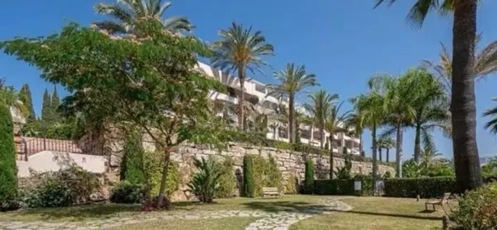 Venta de apartamento en planta media en Estepona 3
