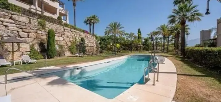 Venta de apartamento en planta media en Estepona 4