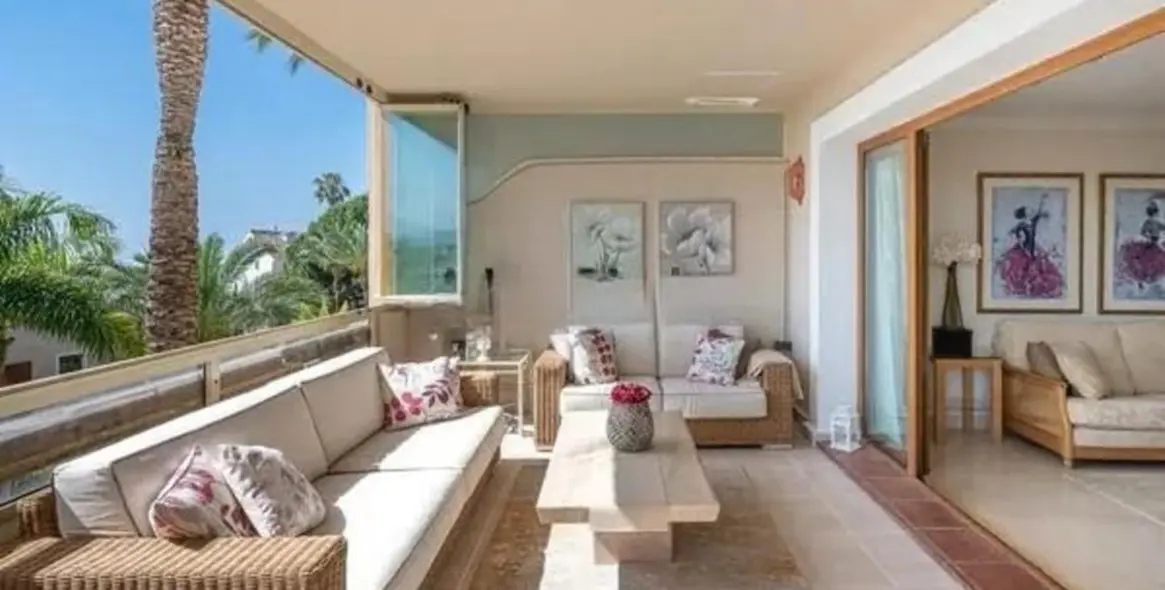 Venta de apartamento en planta media en Estepona 8