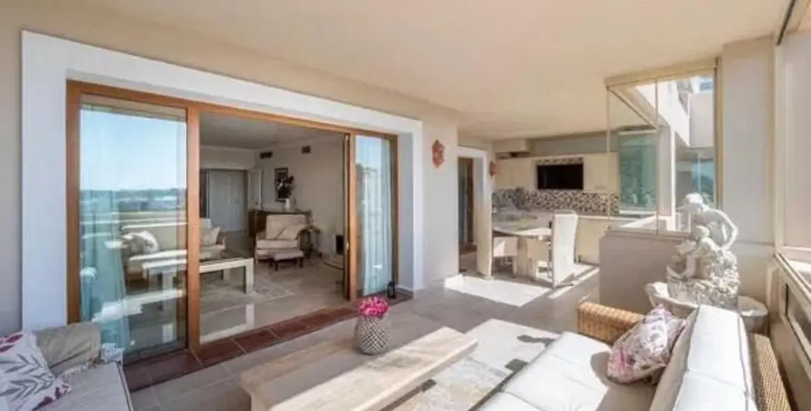 Venta de apartamento en planta media en Estepona 9